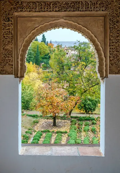 Okenní Oblouk Výhledem Zahrady Alhambra Palace Granada — Stock fotografie