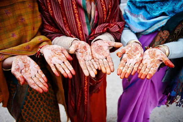 Recorte Tres Mujeres Locales Con Henna Mehndi Palma Mano — Foto de Stock