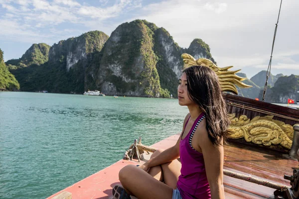 Žena Těší Pohled Výletní Lodi Long Bay Vietnam — Stock fotografie