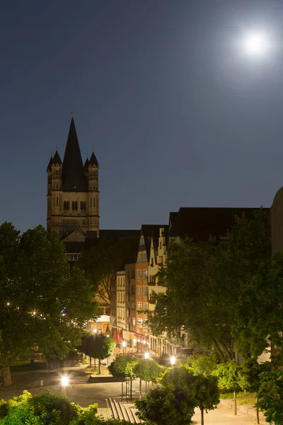 Вночі Кельні Великою Церквою Святого Мартіна — стокове фото
