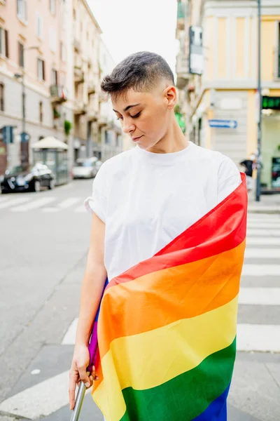 Jovem Lésbica Uma Rua Envolto Bandeira Arco Íris — Fotografia de Stock