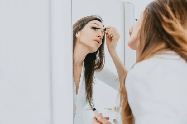 Woman Brown Hair Standing Front Mirror Applying Mascara — Stock Photo, Image