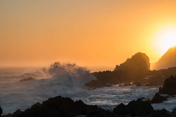 Okyanusu Günbatımı Ile Dalga Kırılma Siluet Üzerine Kayalar — Stok fotoğraf