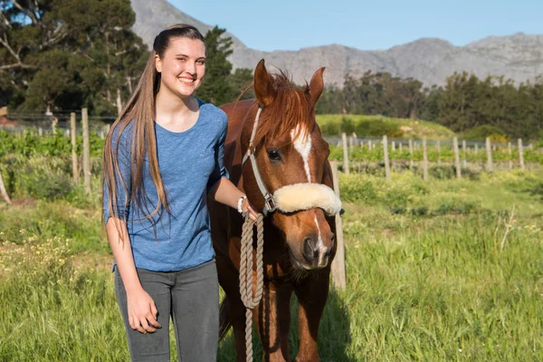 Adolescente Com Seu Cavalo Árabe Castanho Olhando Para Câmera Sorrindo — Fotografia de Stock