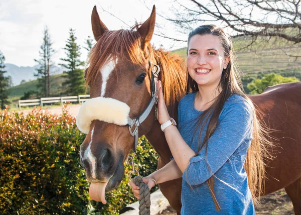 Adolescente Com Seu Cavalo Árabe Castanho Olhando Para Câmera Sorrindo — Fotografia de Stock