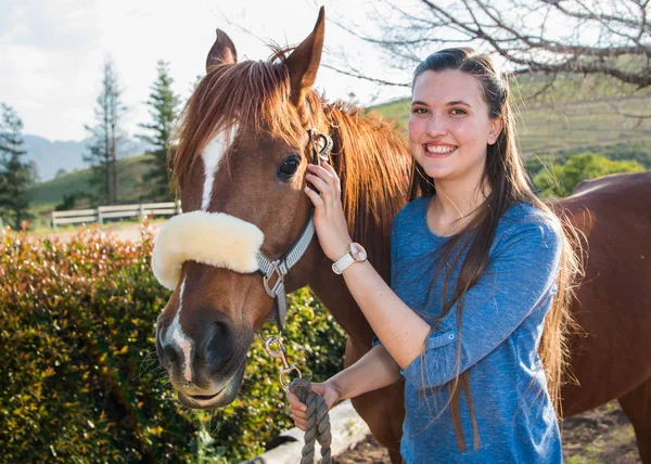 Adolescente Com Seu Cavalo Árabe Castanho Olhando Para Câmera Sorrindo — Fotografia de Stock