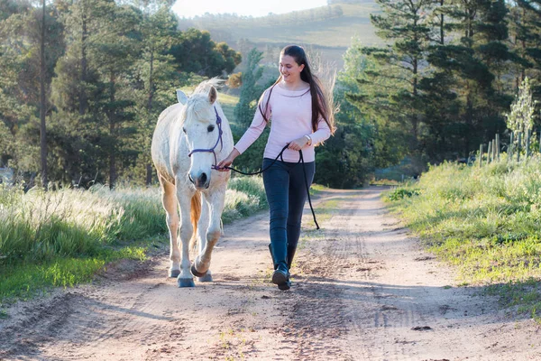 Adolescente Caminhando Lado Cavalo Branco Boerperd Uma Estrada Terra Levando — Fotografia de Stock