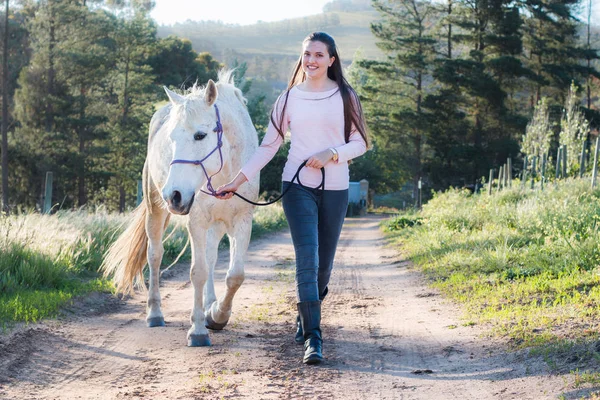 Adolescente Andando Lado Cavalo Branco Boerperd Uma Estrada Terra Levando — Fotografia de Stock