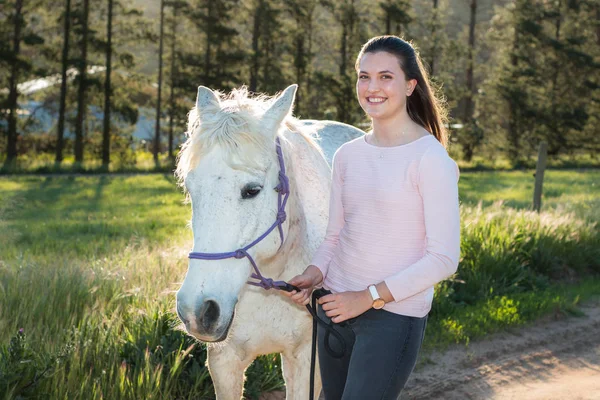 Adolescente Com Cavalo Branco Boerperd Olhando Para Câmera Sorrindo — Fotografia de Stock