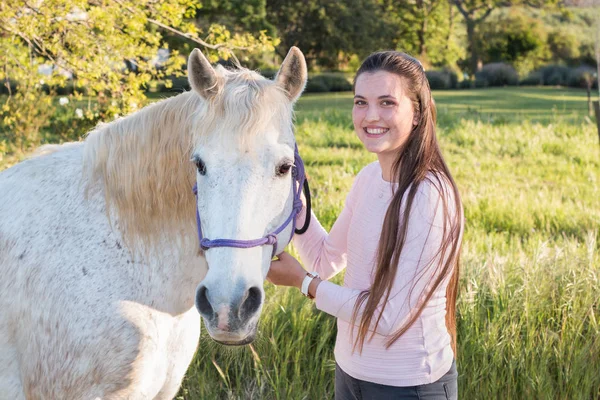 Adolescente Com Cavalo Branco Boerperd Segurando Sua Cabeça Colar Olhando — Fotografia de Stock