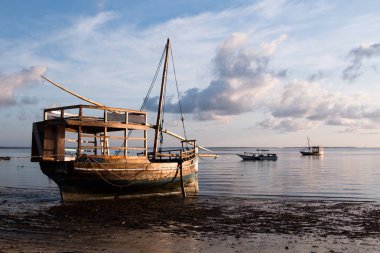 Büyük Ahşap Yelkenli tekne bulutlu gökyüzü ve sakin su ile mafya Adası, Tanzanya, gündoğumu, plaj, su.