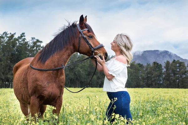 Woman Standing Facing Her Chestnut Arab Horse Interacting Him Outdoors — Stock Photo, Image