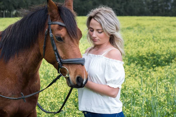 Close Uma Mulher Interagindo Com Seu Cavalo Árabe Castanho Livre — Fotografia de Stock