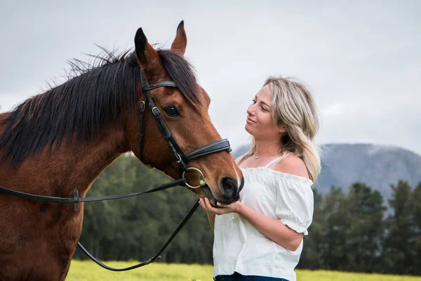 Mulher Olhando Para Sua Castanha Cavalo Árabe Interagindo Com Ele — Fotografia de Stock