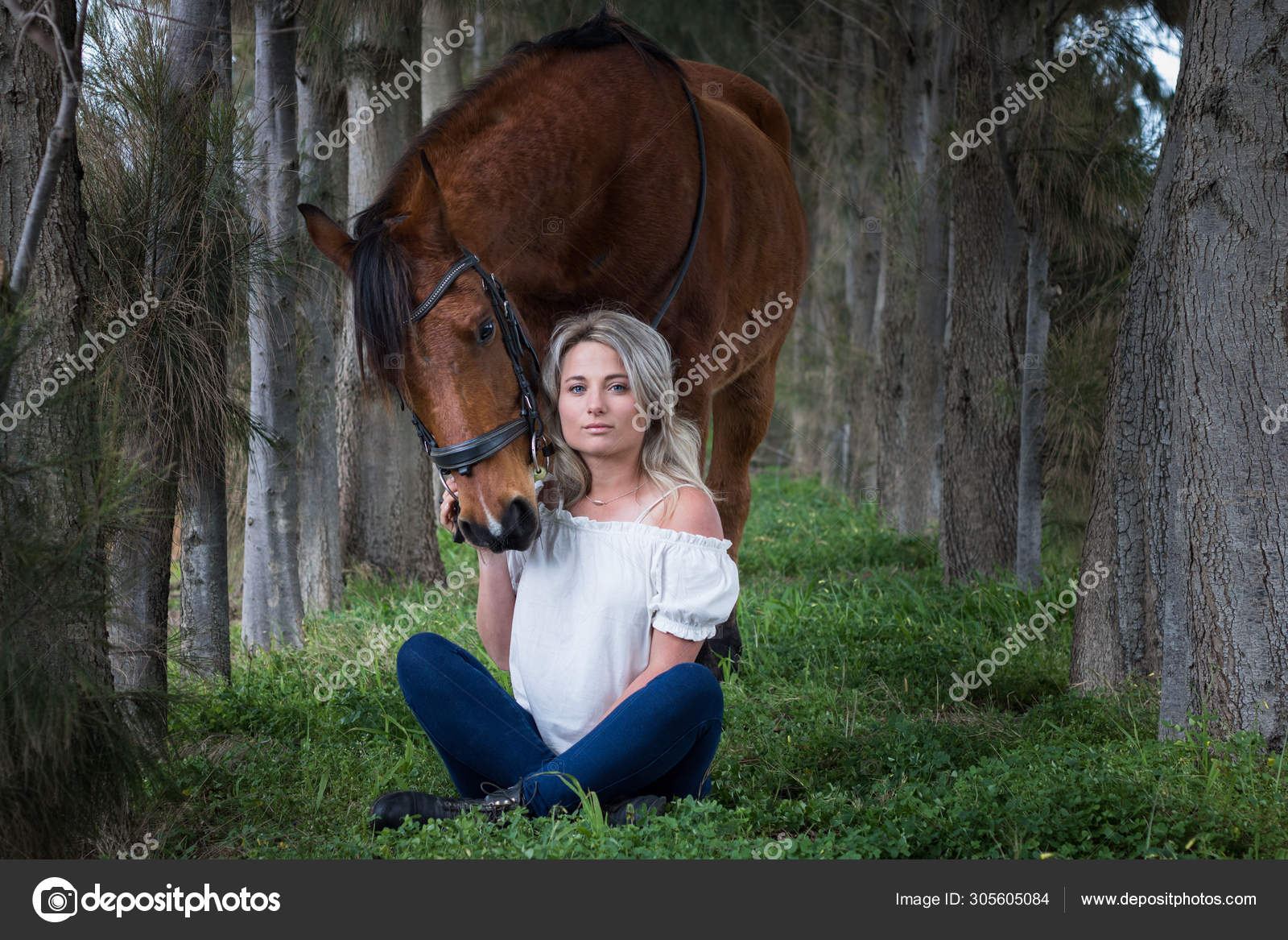 Mulher Frente Para Câmera Sentada Chão Floresta Com Seu Cavalo