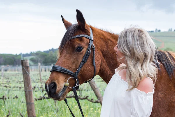 Mulher Olhando Para Sua Castanha Cavalo Árabe Livre Closeup Com — Fotografia de Stock