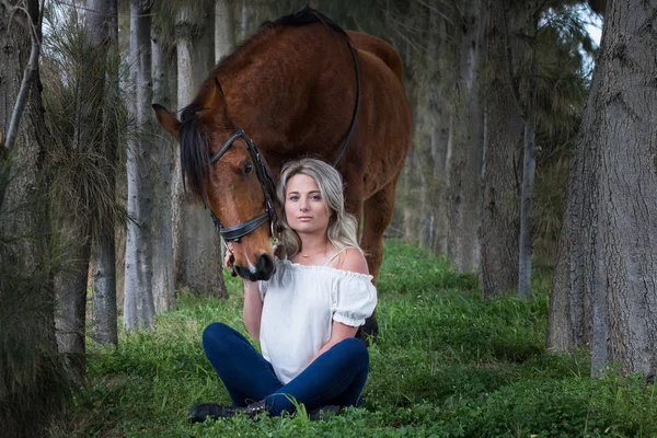 Mulher Frente Para Câmera Sentada Chão Floresta Com Seu Cavalo — Fotografia de Stock