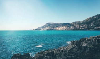 Monaco güzel manzarasına güneşli yaz gününde.