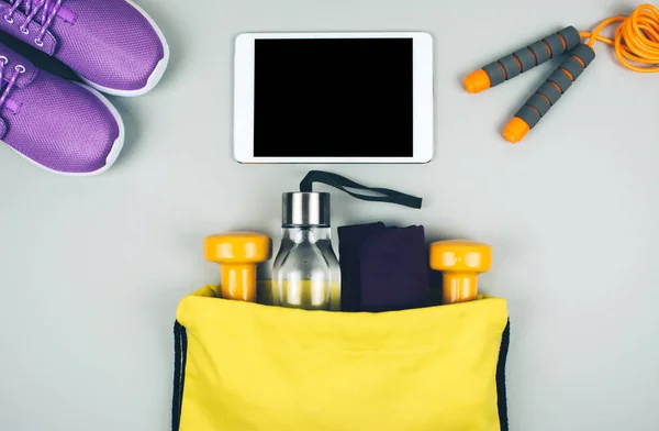 Spor ve fitness aletleri yaratıcı düz lay