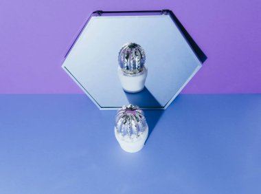 Ultraviyole arka plan üzerinde yaratıcı altın kaktüs.