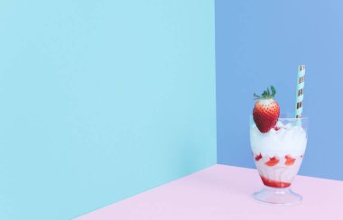 Milkshake saman ve çilek ile.