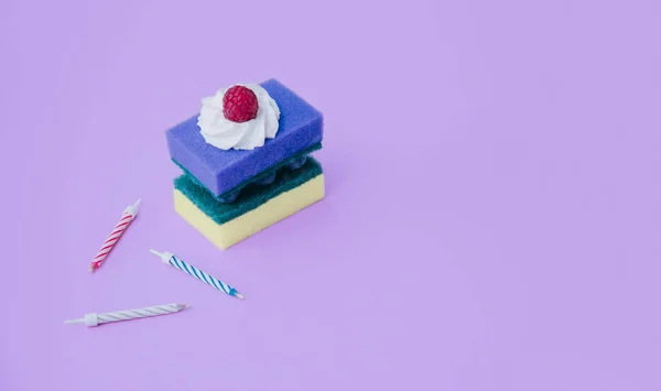 Дві чистячі губки як торт на день народження . — стокове фото