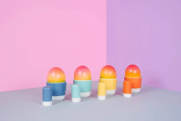Huevos pintados sobre fondo pastel . — Foto de Stock