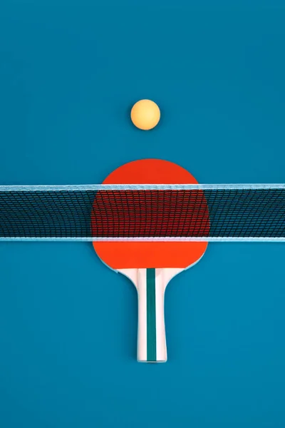 Tischtennis- oder Tischtennisschläger und Ball. — Stockfoto