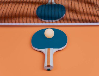 Masa tenisi veya ping pong raketleri ve topları.
