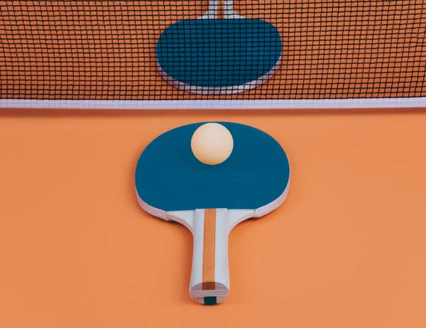 Masa tenisi veya ping pong raketleri ve topları.