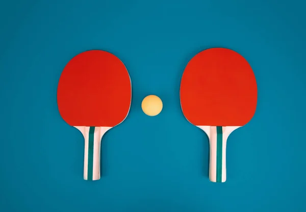 Table tennis or ping pong rackets and ballse. — Stock Photo, Image
