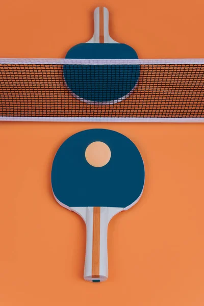 Stolní tenis nebo ping pong rakety a míčky. — Stock fotografie