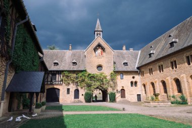 Orval, Belçika - Mayıs, 2018: Girişi Belçikalı ünlü Orval Manastırı.
