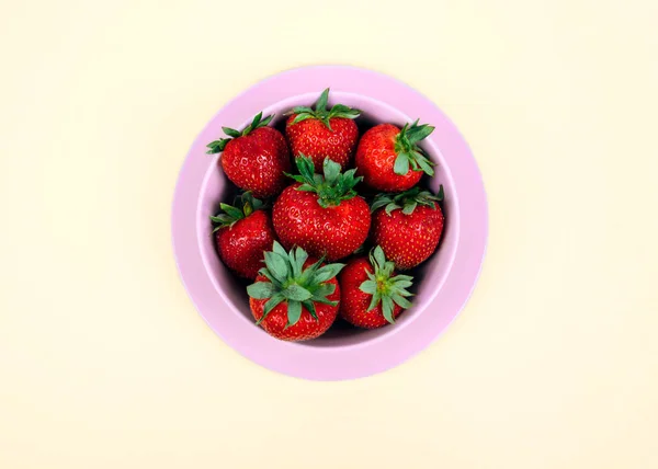 Frische Erdbeeren in Schale auf pastellgelbem Hintergrund. — Stockfoto