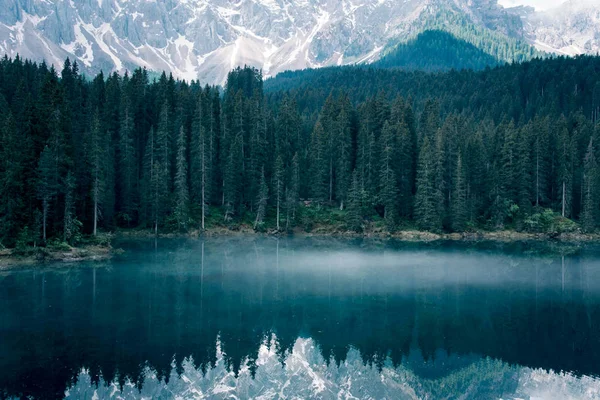 O lago Karersee com reflexo de montanhas nas Dolomitas . — Fotografia de Stock