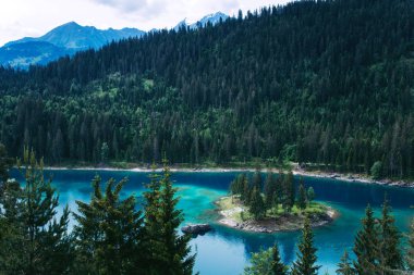 Caumasee göl kenarında Flims, İsviçre.
