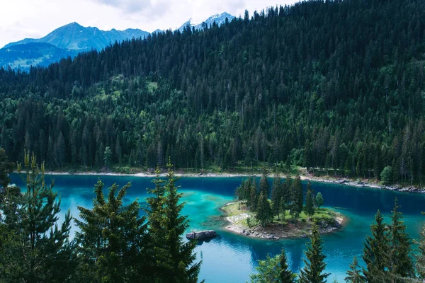 Caumasee göl kenarında Flims, İsviçre.