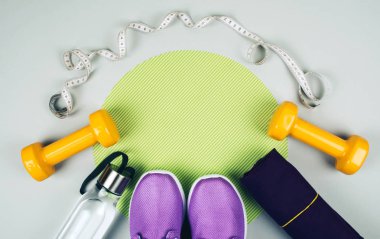 Spor ve fitness aletleri yaratıcı düz lay