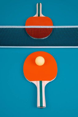 Masa tenisi veya ping pong raketleri ve ballse.