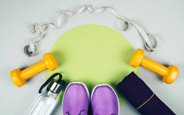 Spor ve fitness aletleri yaratıcı düz lay
