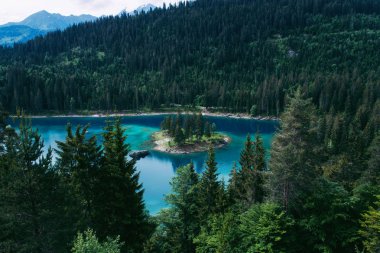 Caumasee göl kenarında Flims, İsviçre.