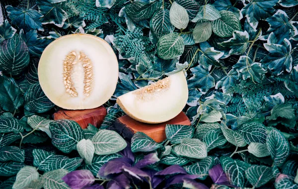 Čerstvé zralé prokládané plátky melounu. — Stock fotografie
