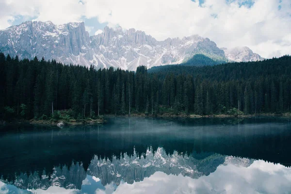 El lago Karersee con reflejo de montañas en los Dolomitas . — Foto de Stock