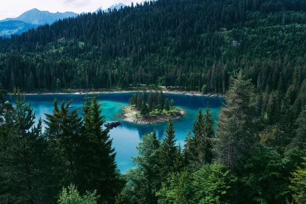 Caumasee göl kenarında Flims, İsviçre.