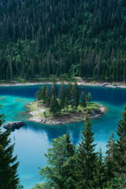 Caumasee göl kenarında Flims, İsviçre.