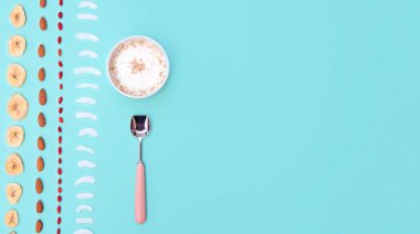 Çilek ve nane arka plan, kopya alanı üzerinde fındık ile Kahvaltı.