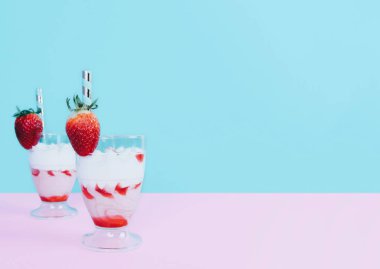 Milkshake saman ve çilek ile.