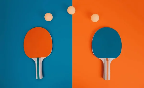 Raquetes e bolas de ténis de mesa ou pingue-pongue . — Fotografia de Stock