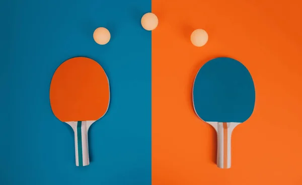 Masa tenisi veya ping pong raketleri ve topları.