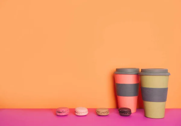 Csésze Kávé Menni Macaron Sárga Rózsaszín Háttér Hely Szöveg — Stock Fotó